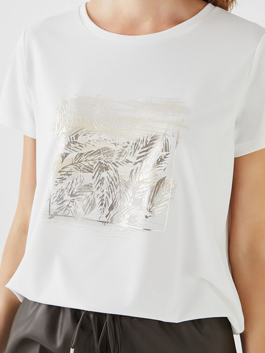 تيشيرت نسائي بأكمام قصيرة وياقة دائرية مطبوع-3