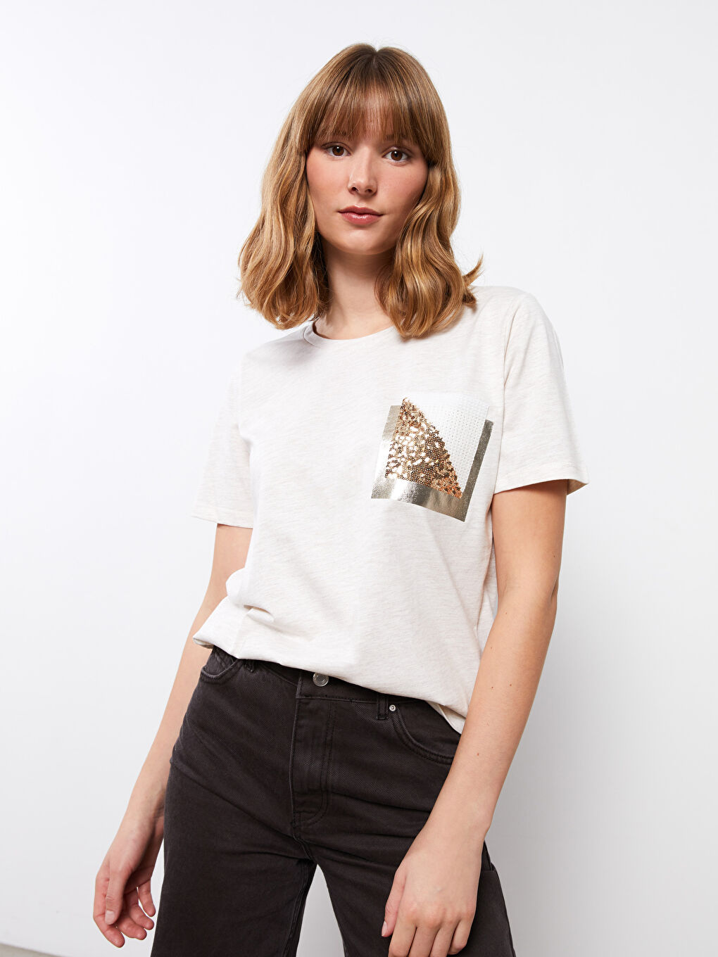 تيشيرت ياقة دائرية كم قصير مطرز بالترتر للسيدات