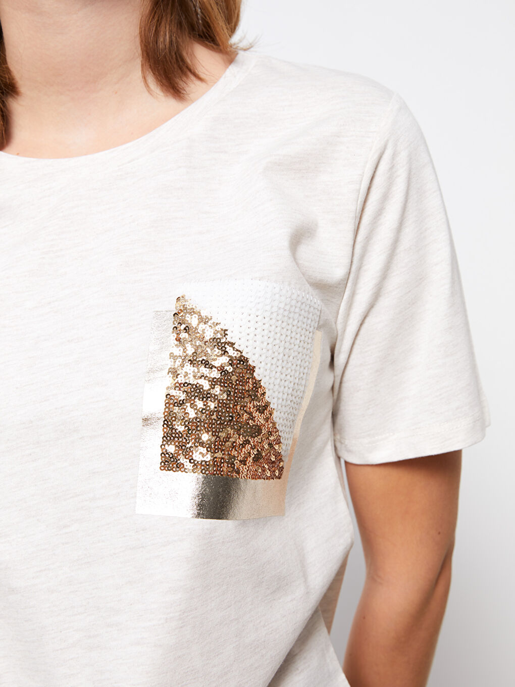 تيشيرت ياقة دائرية كم قصير مطرز بالترتر للسيدات-2