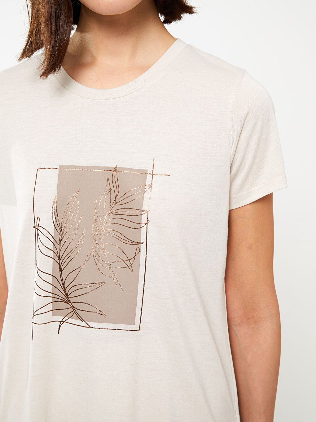 تيشيرت نسائي بأكمام قصيرة وياقة دائرية مطبوع-3