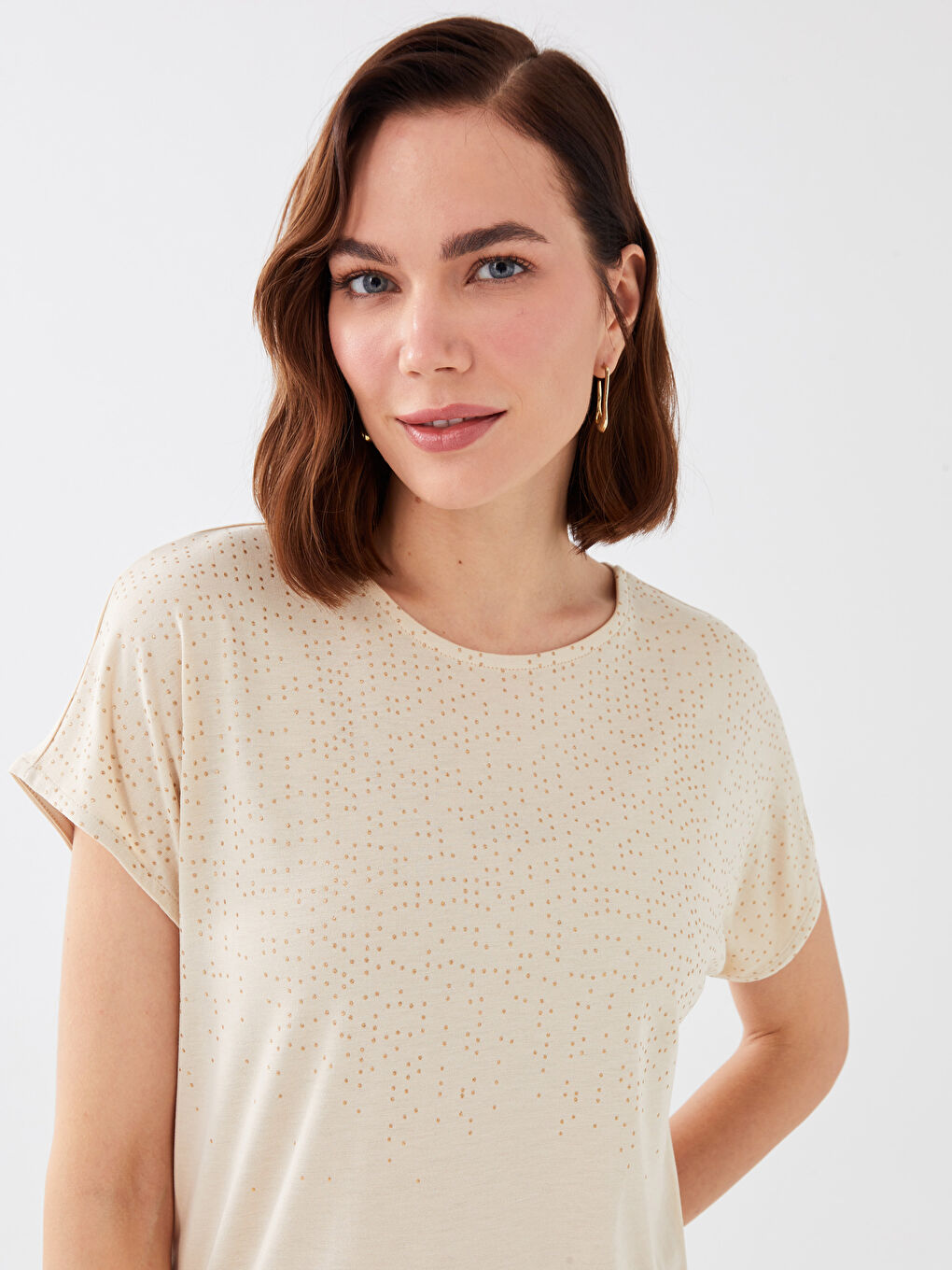 Bej Bisiklet Yaka Taşlı Kısa Kollu Kadın Tişört