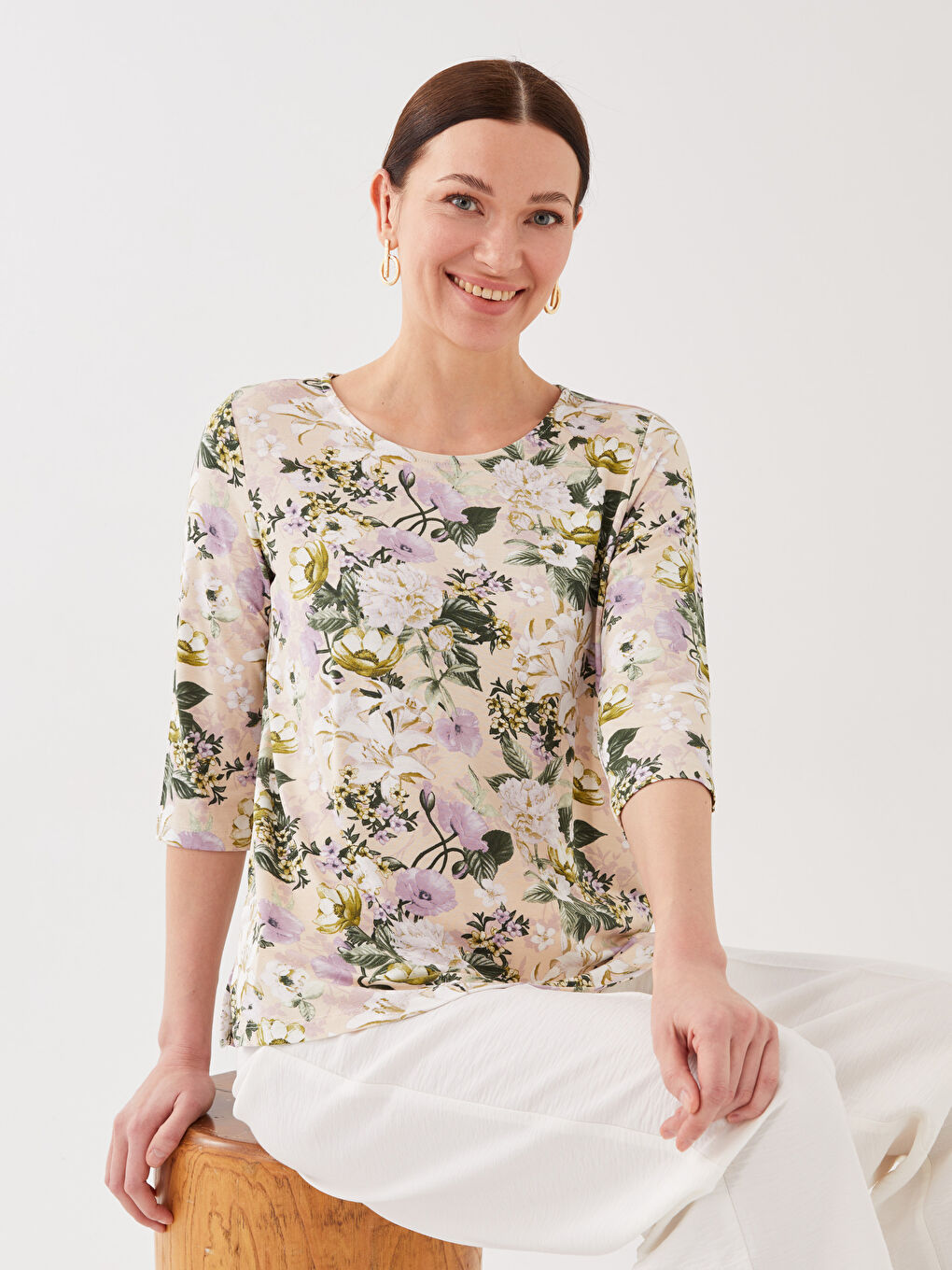 بلوزة نسائية بنقشة وياقة دائرية