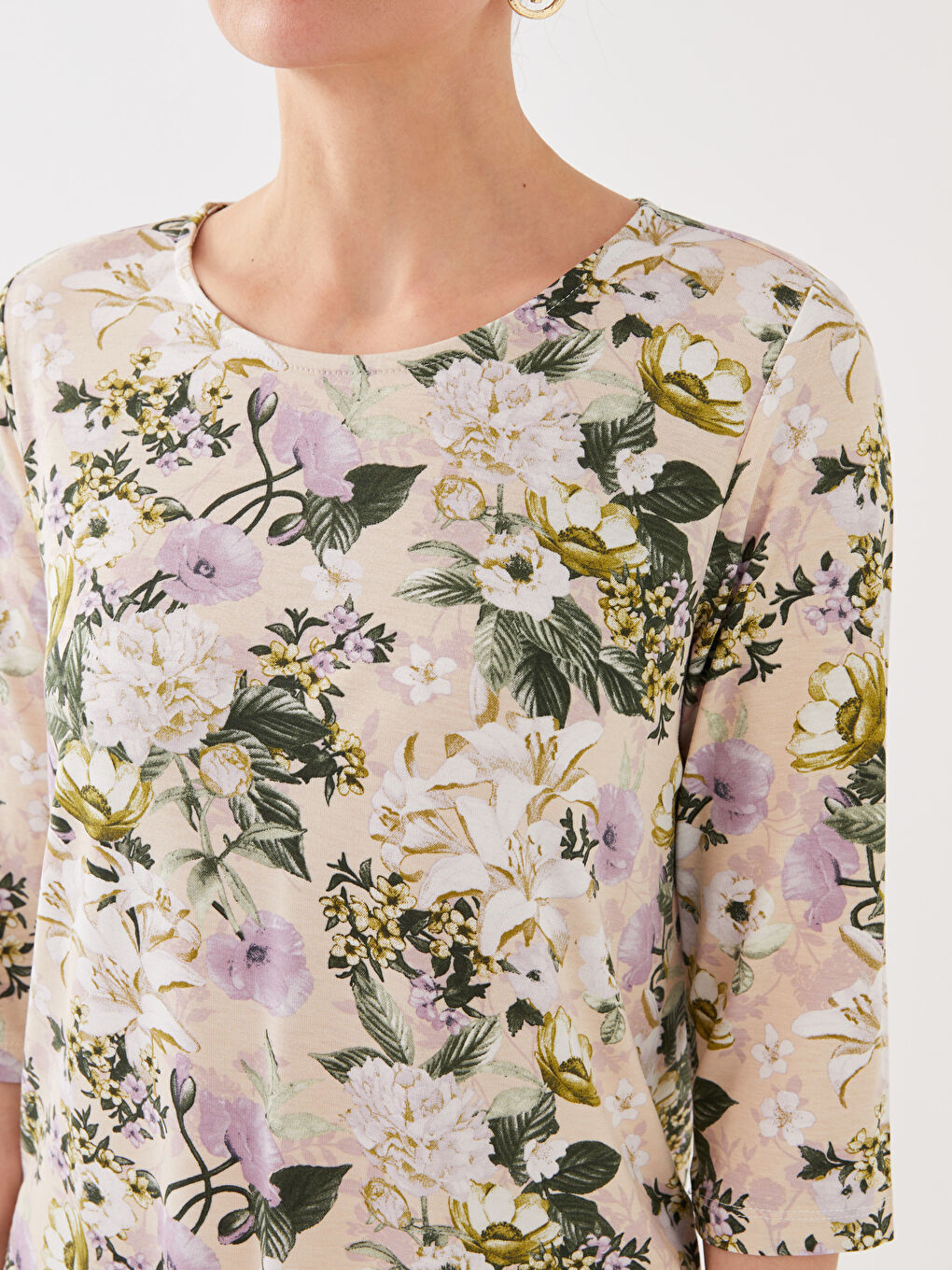 بلوزة نسائية بنقشة وياقة دائرية-3