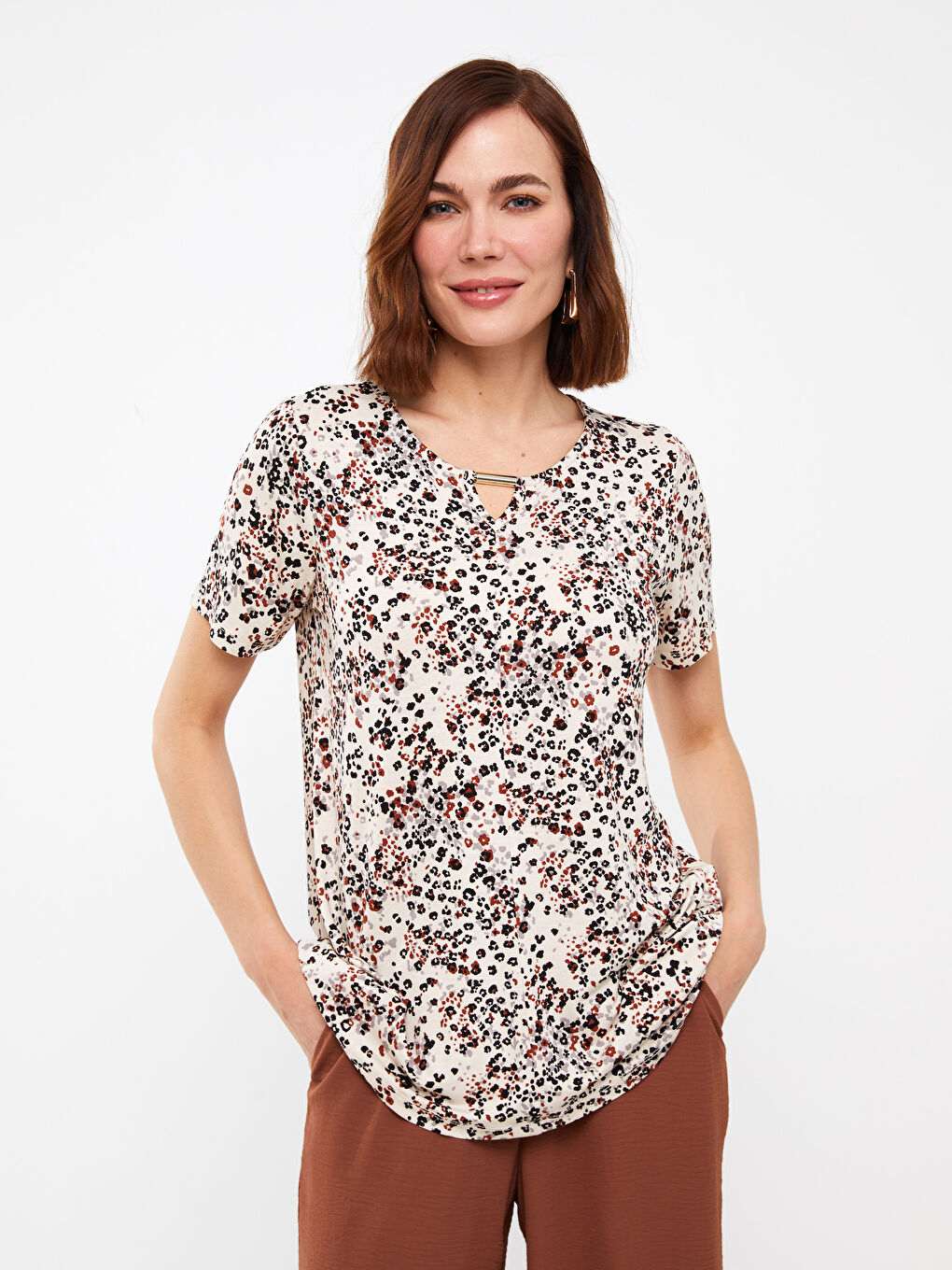Bej Bisiklet Yaka Desenli Kısa Kollu Kadın Bluz