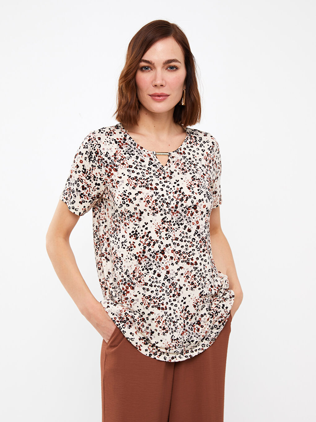 Bej Bisiklet Yaka Desenli Kısa Kollu Kadın Bluz-1