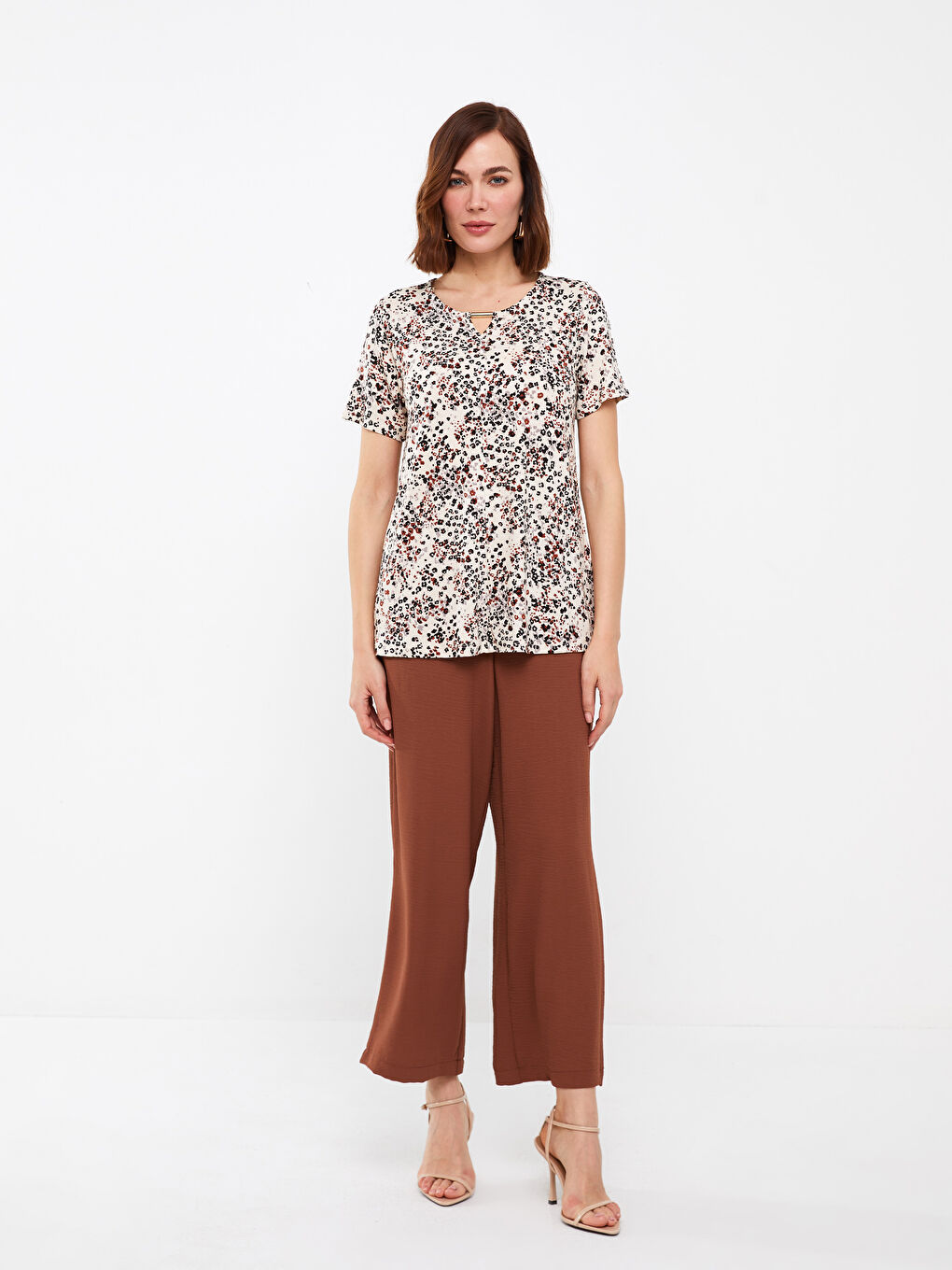 Bej Bisiklet Yaka Desenli Kısa Kollu Kadın Bluz-2