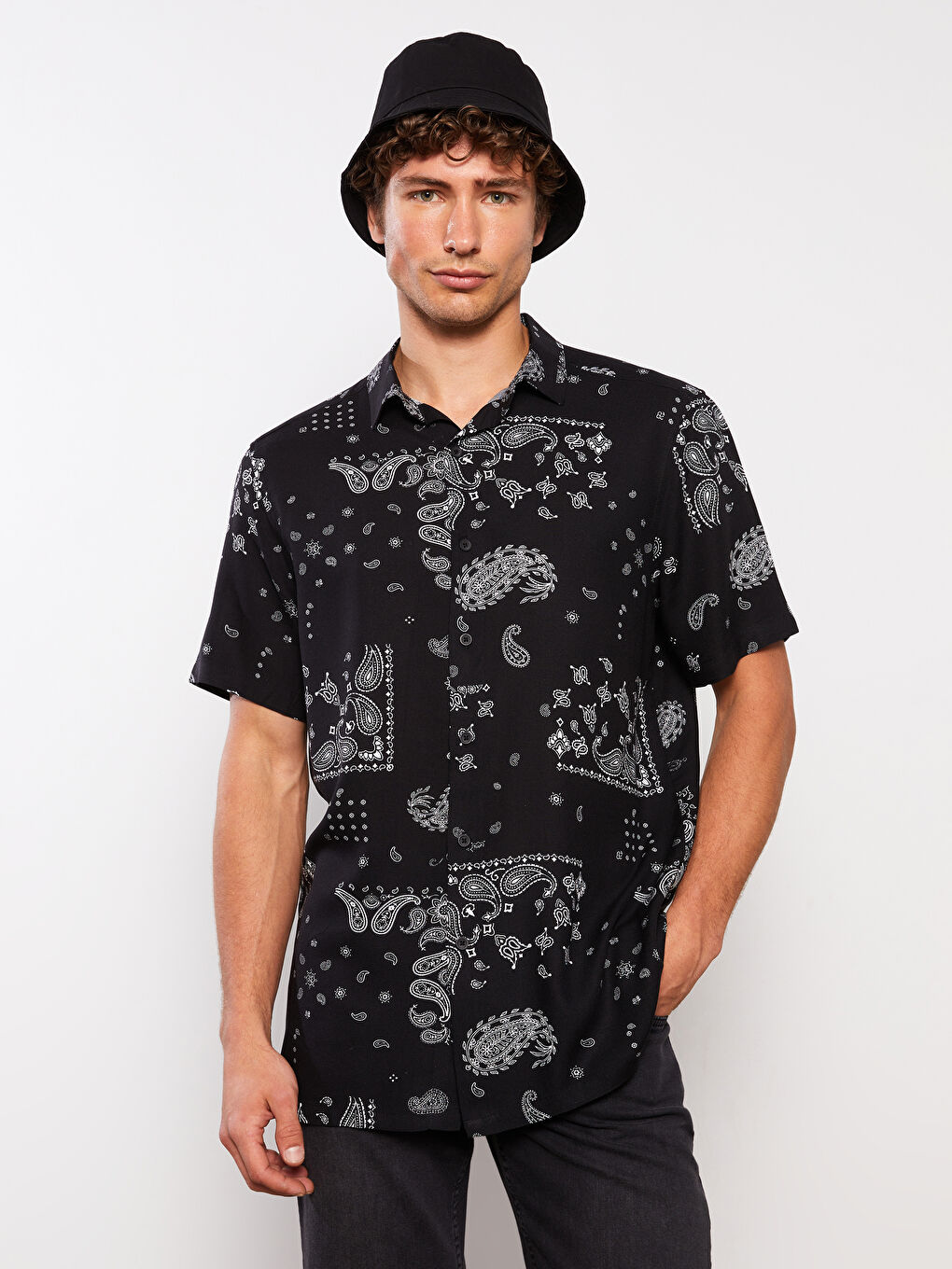 Siyah Regular Fit Kısa Kollu Desenli Viskon Erkek Gömlek