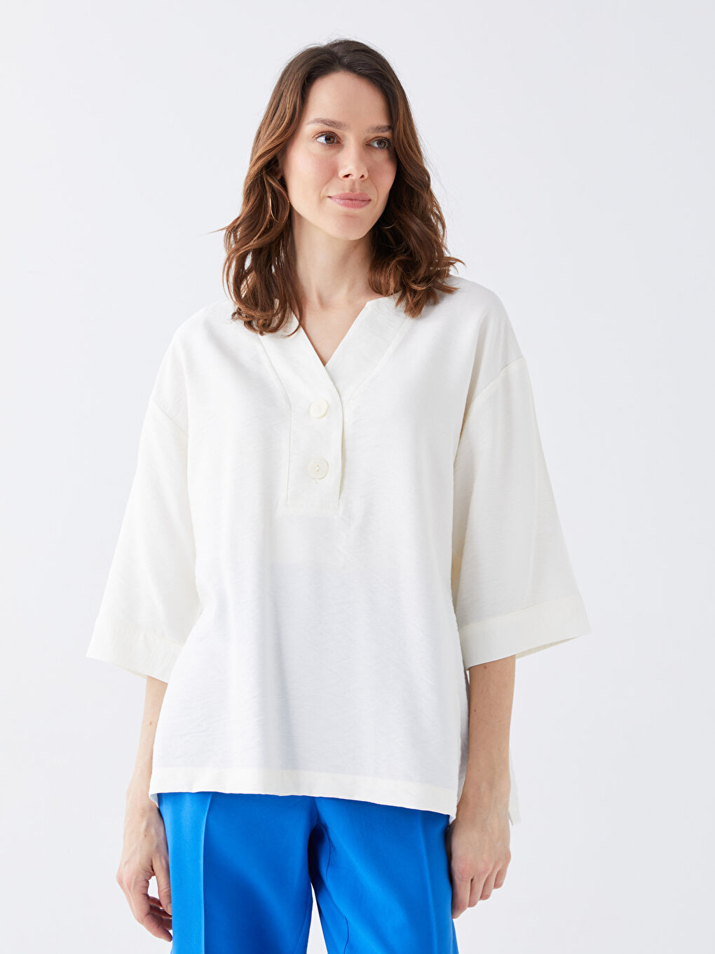 بلوزة سادة أوفراسايز بياقة بشق للسيدات-1