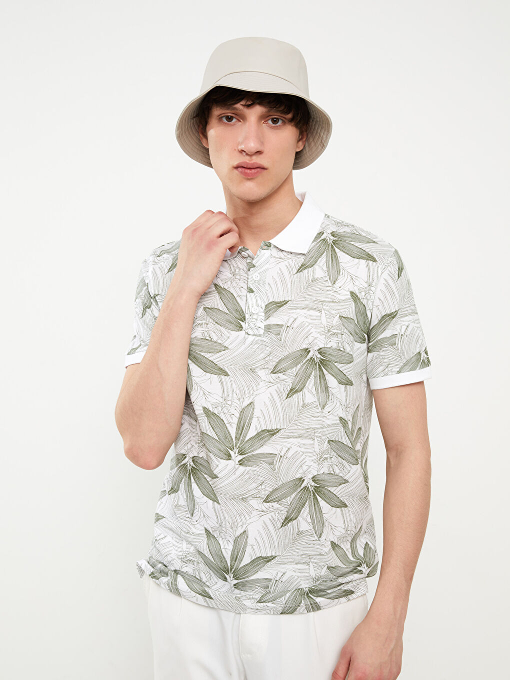 Beyaz Polo Yaka Kısa Kollu Desenli Erkek Tişört-1