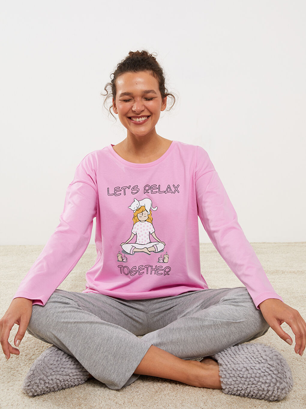 طقم بيجامة كم طويل مطبوع بياقة دائرية للسيدات