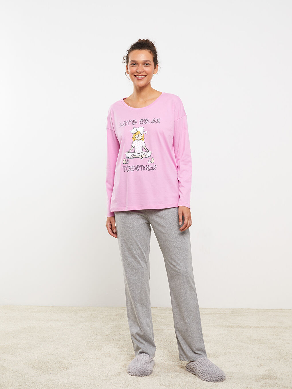 طقم بيجامة كم طويل مطبوع بياقة دائرية للسيدات-1