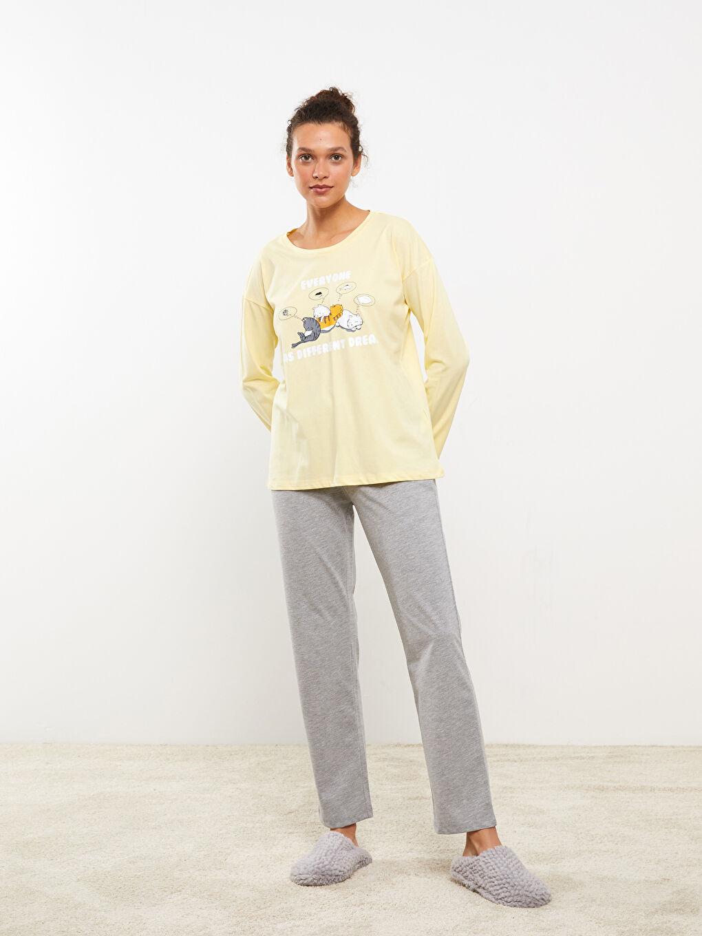 طقم بيجامة كم طويل مطبوع بياقة دائرية للسيدات-1