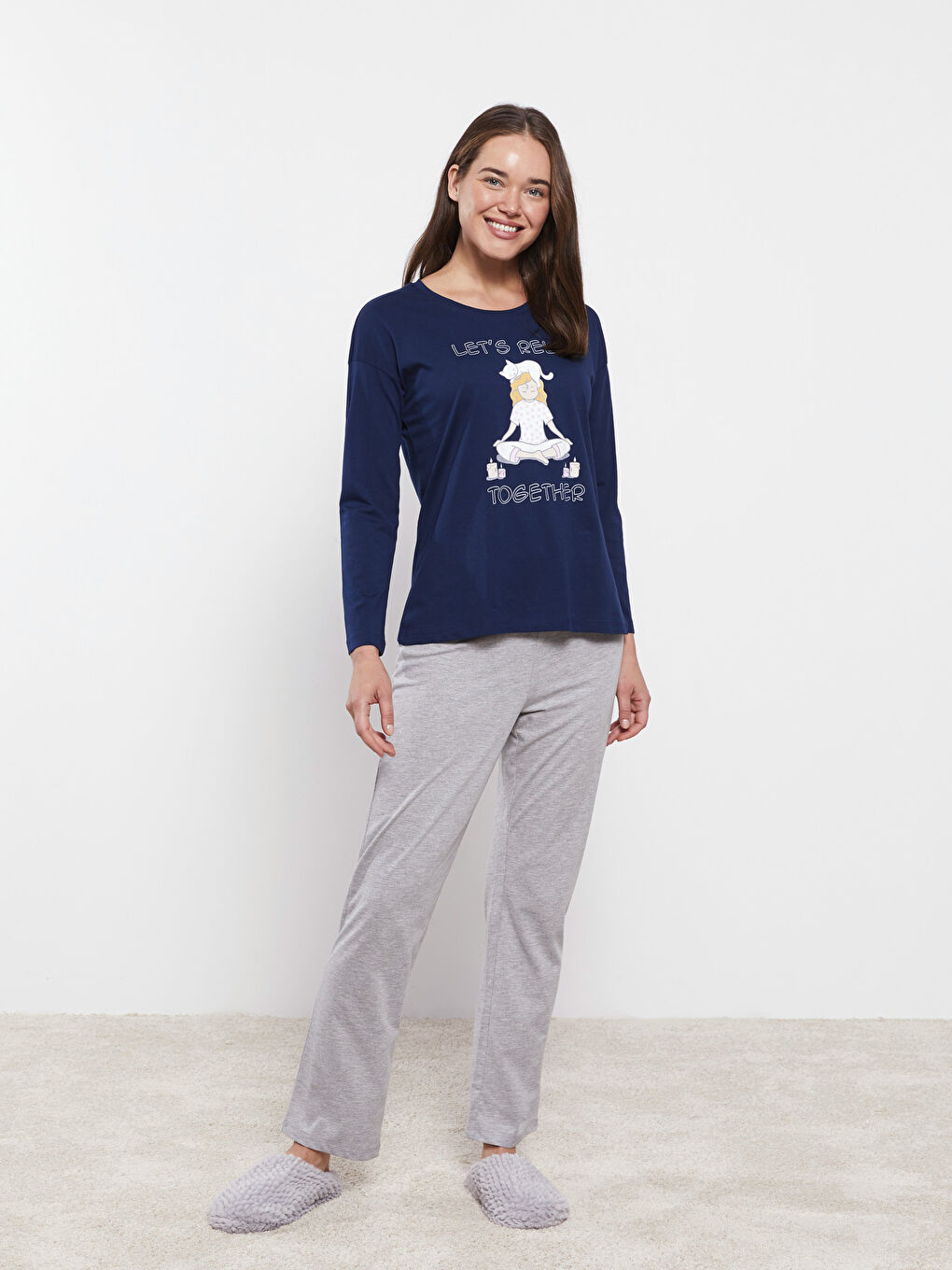 طقم بيجامة كم طويل مطبوع بياقة دائرية للسيدات