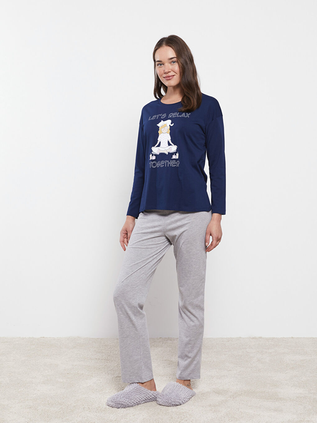 طقم بيجامة كم طويل مطبوع بياقة دائرية للسيدات-1