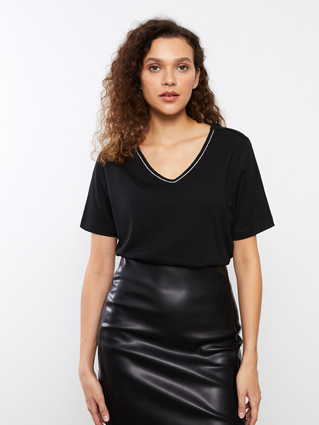 Siyah V Yaka Düz Kısa Kollu Kadın Tişört
