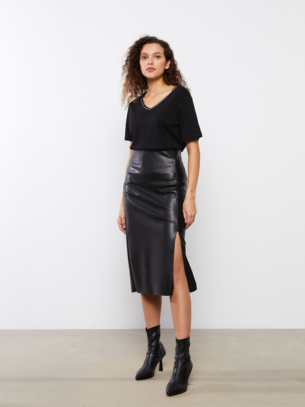 Siyah V Yaka Düz Kısa Kollu Kadın Tişört-2