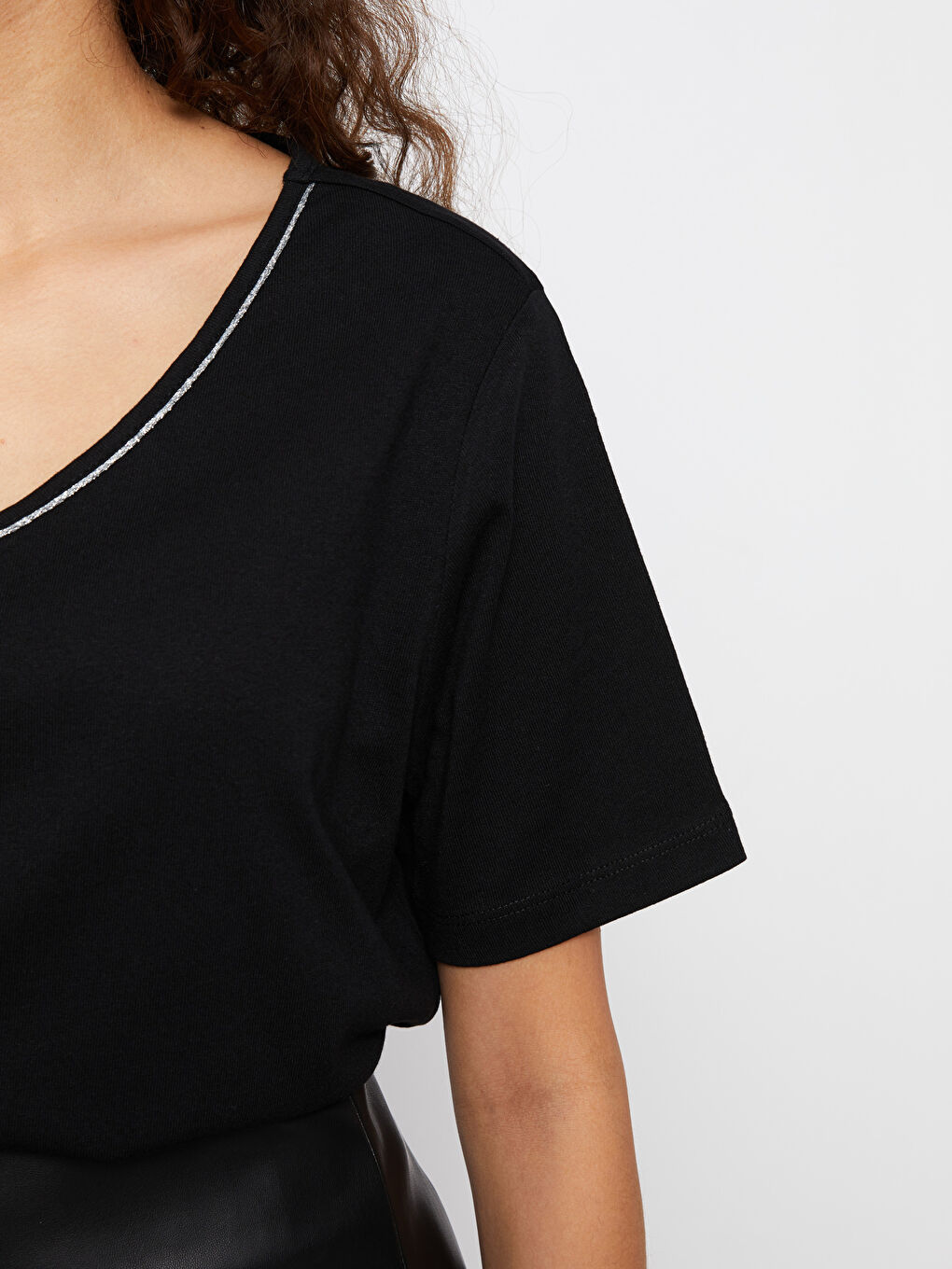 Siyah V Yaka Düz Kısa Kollu Kadın Tişört-3