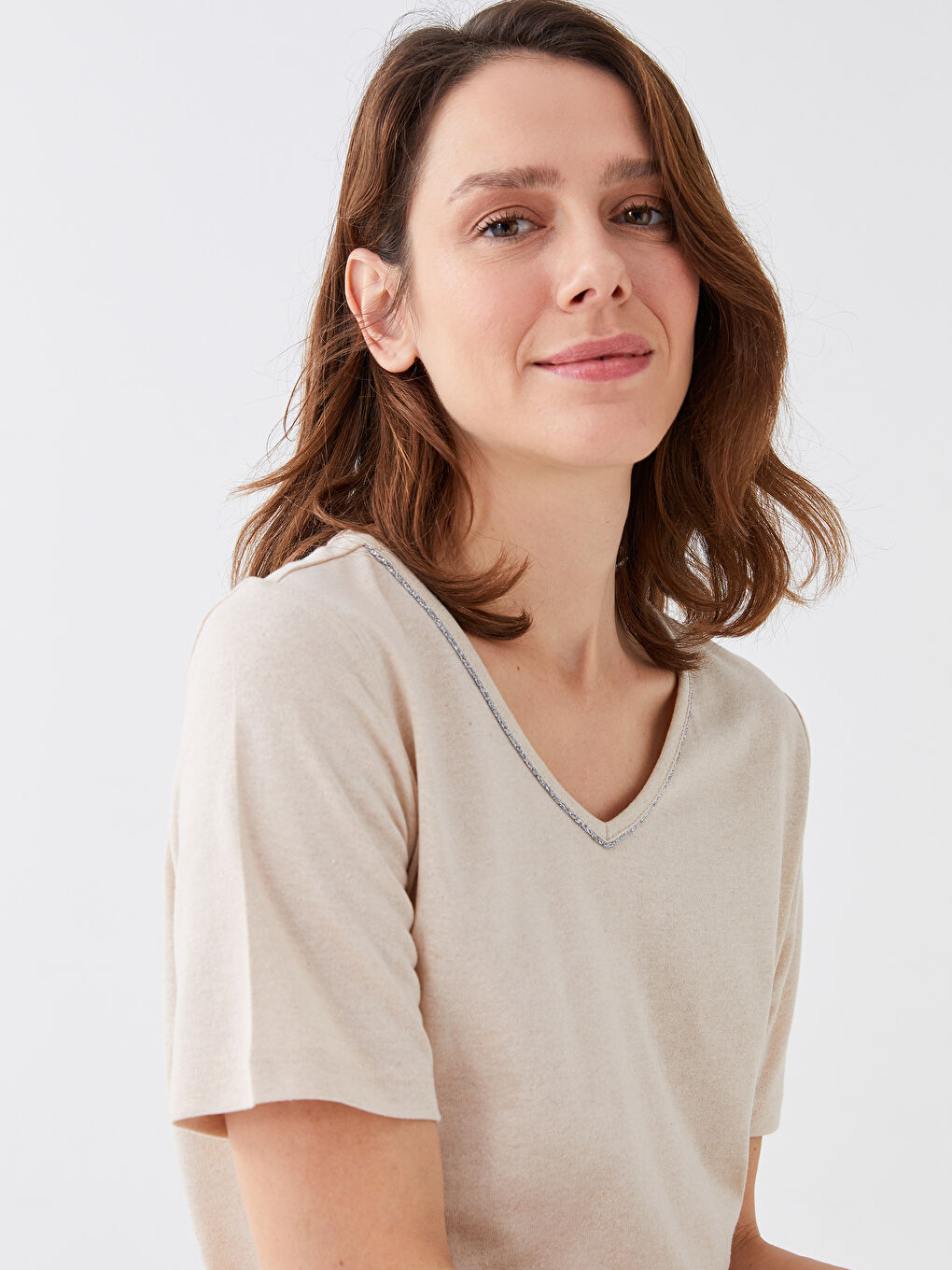 تيشيرت نسائي بياقة على شكل حرف V سادة بأكمام قصيرة-1