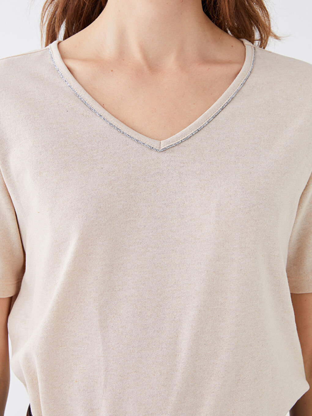 تيشيرت نسائي بياقة على شكل حرف V سادة بأكمام قصيرة-3