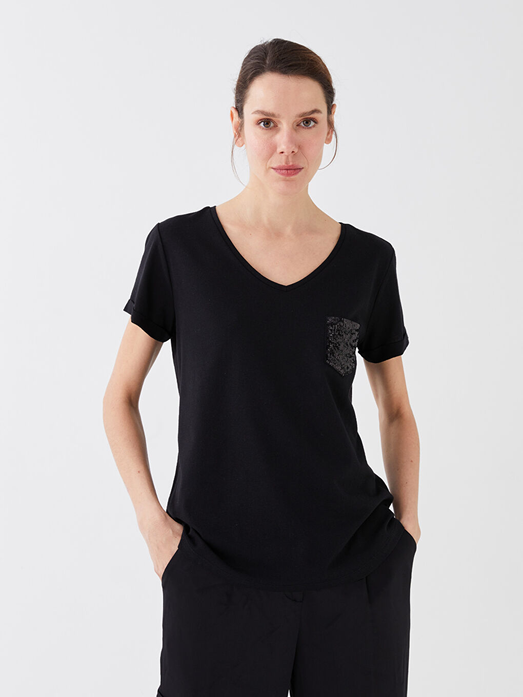 Siyah V Yaka Pul İşlemeli Kısa Kollu Kadın Tişört