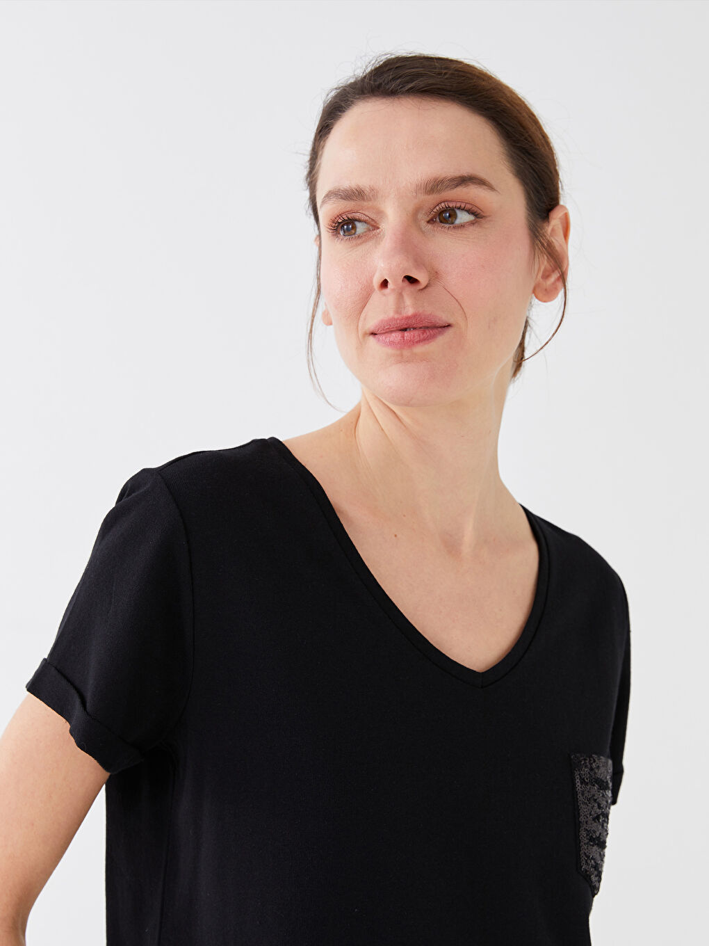 Siyah V Yaka Pul İşlemeli Kısa Kollu Kadın Tişört-1