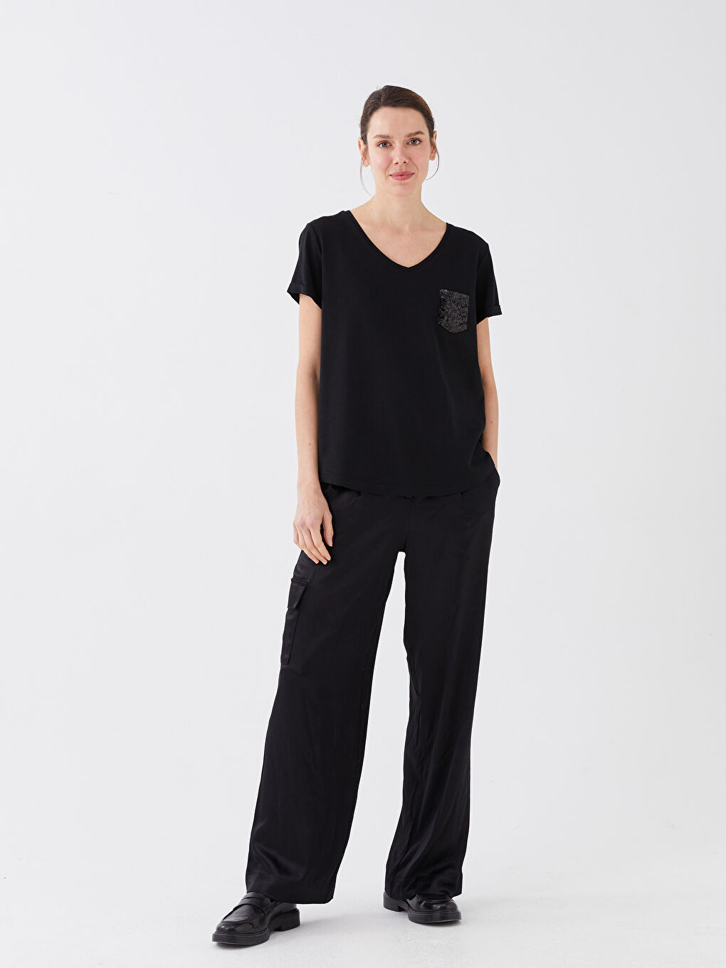 Siyah V Yaka Pul İşlemeli Kısa Kollu Kadın Tişört-2