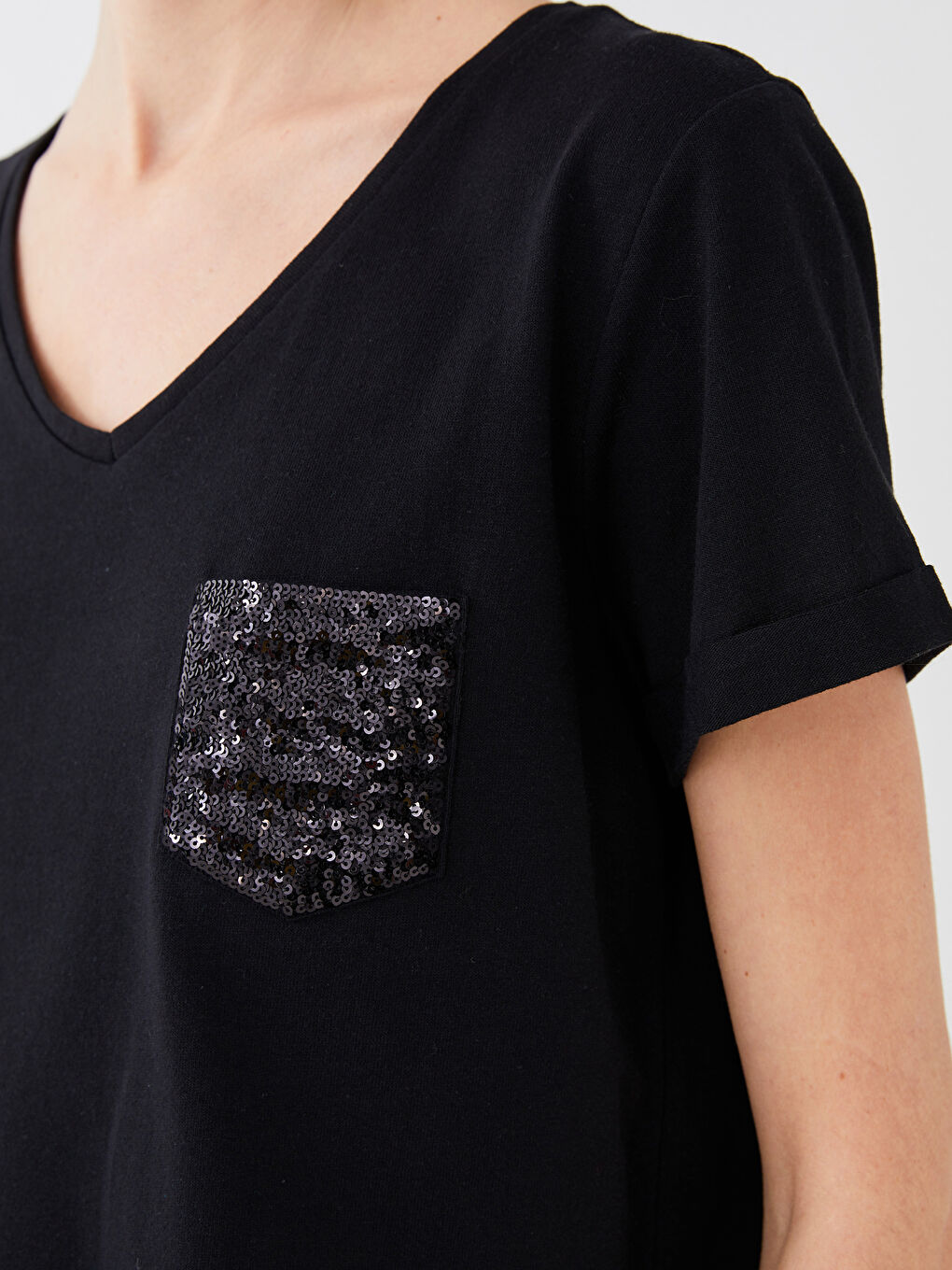 Siyah V Yaka Pul İşlemeli Kısa Kollu Kadın Tişört-3
