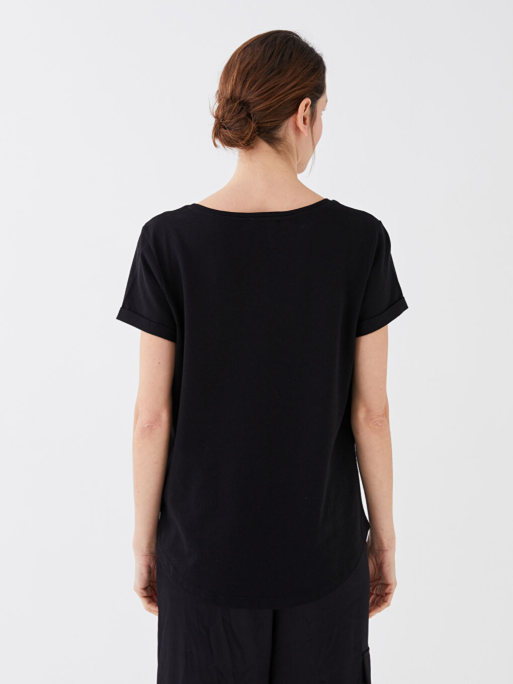 Siyah V Yaka Pul İşlemeli Kısa Kollu Kadın Tişört-4