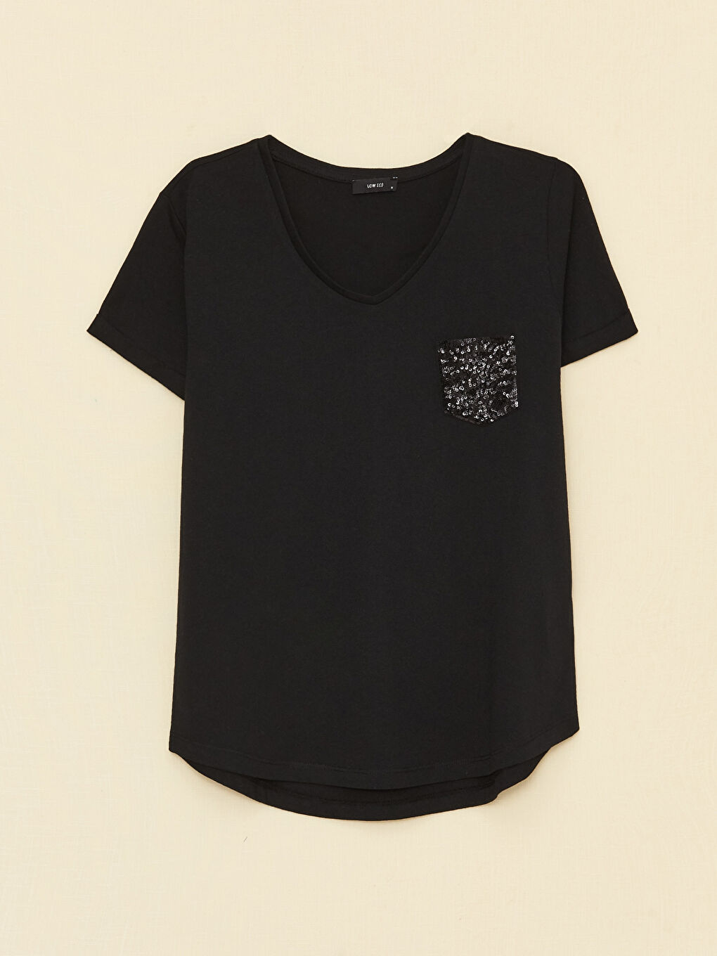 Siyah V Yaka Pul İşlemeli Kısa Kollu Kadın Tişört-5