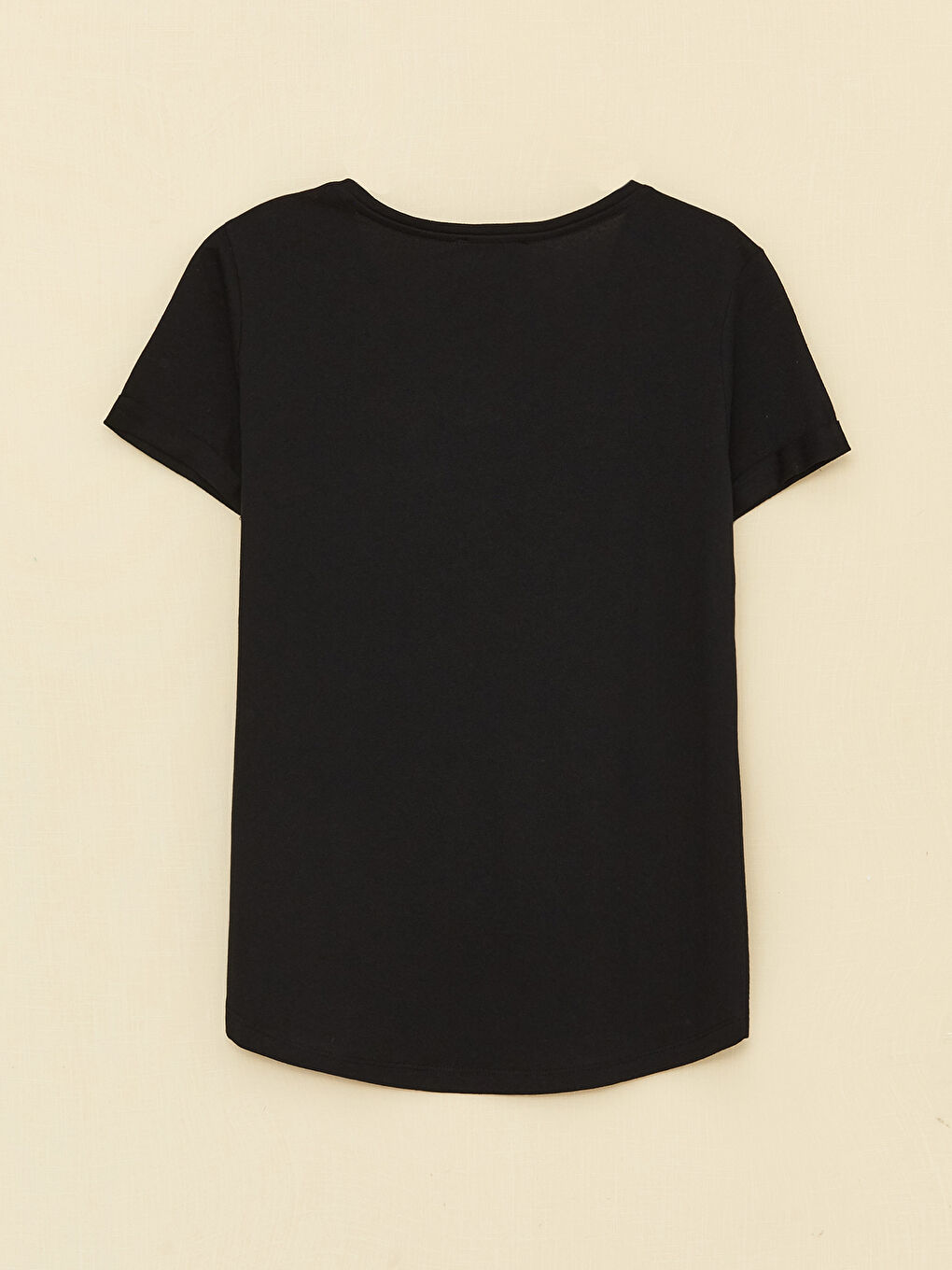 Siyah V Yaka Pul İşlemeli Kısa Kollu Kadın Tişört-6