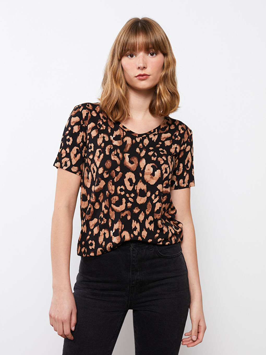 تيشيرت نسائي بياقة على شكل حرف V وكم قصير منقوش