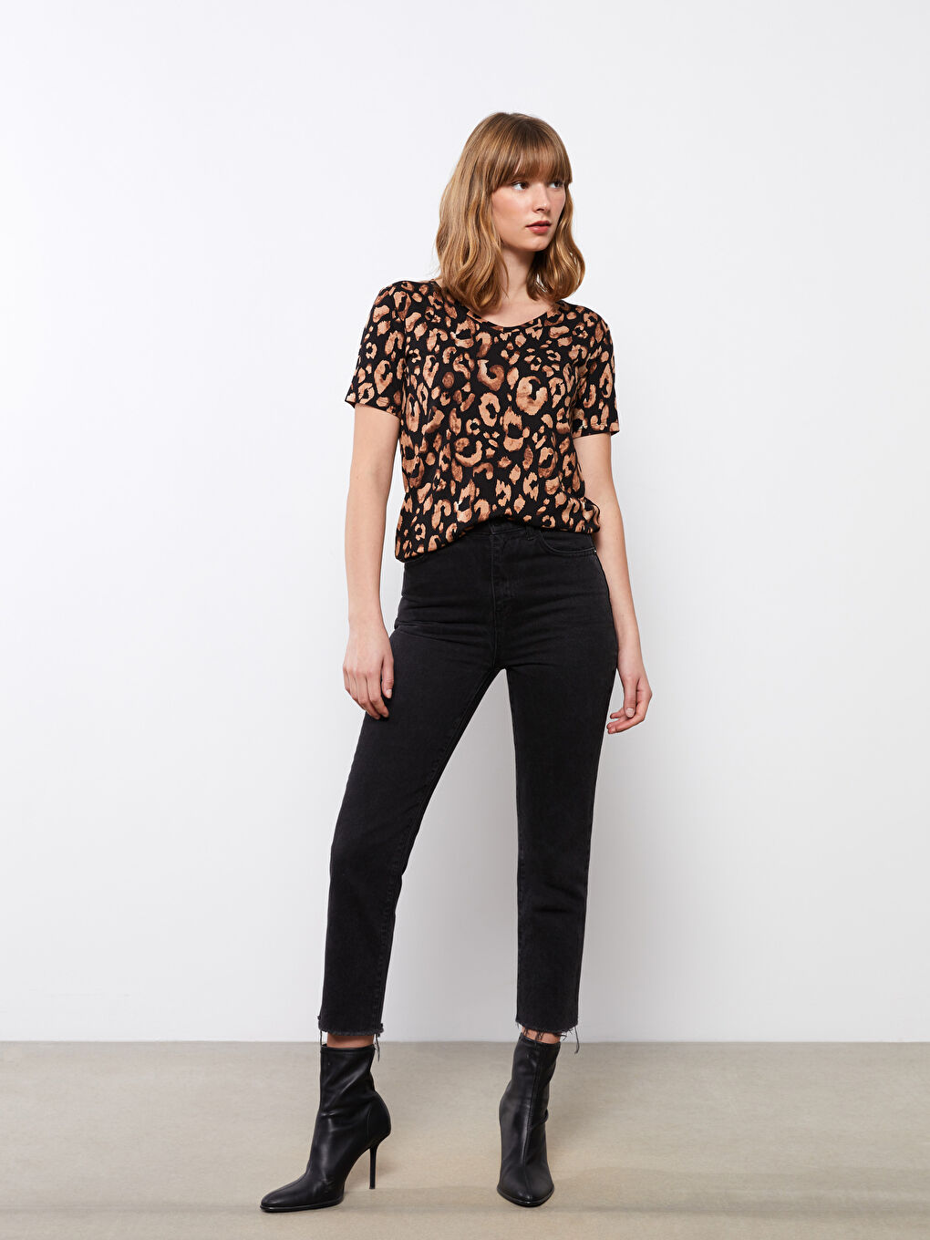 تيشيرت نسائي بياقة على شكل حرف V وكم قصير منقوش-1