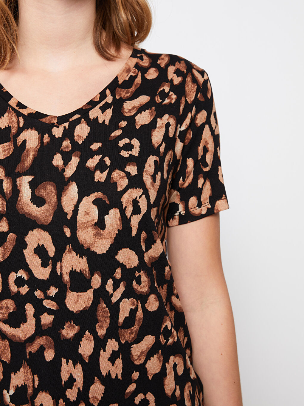 تيشيرت نسائي بياقة على شكل حرف V وكم قصير منقوش-2