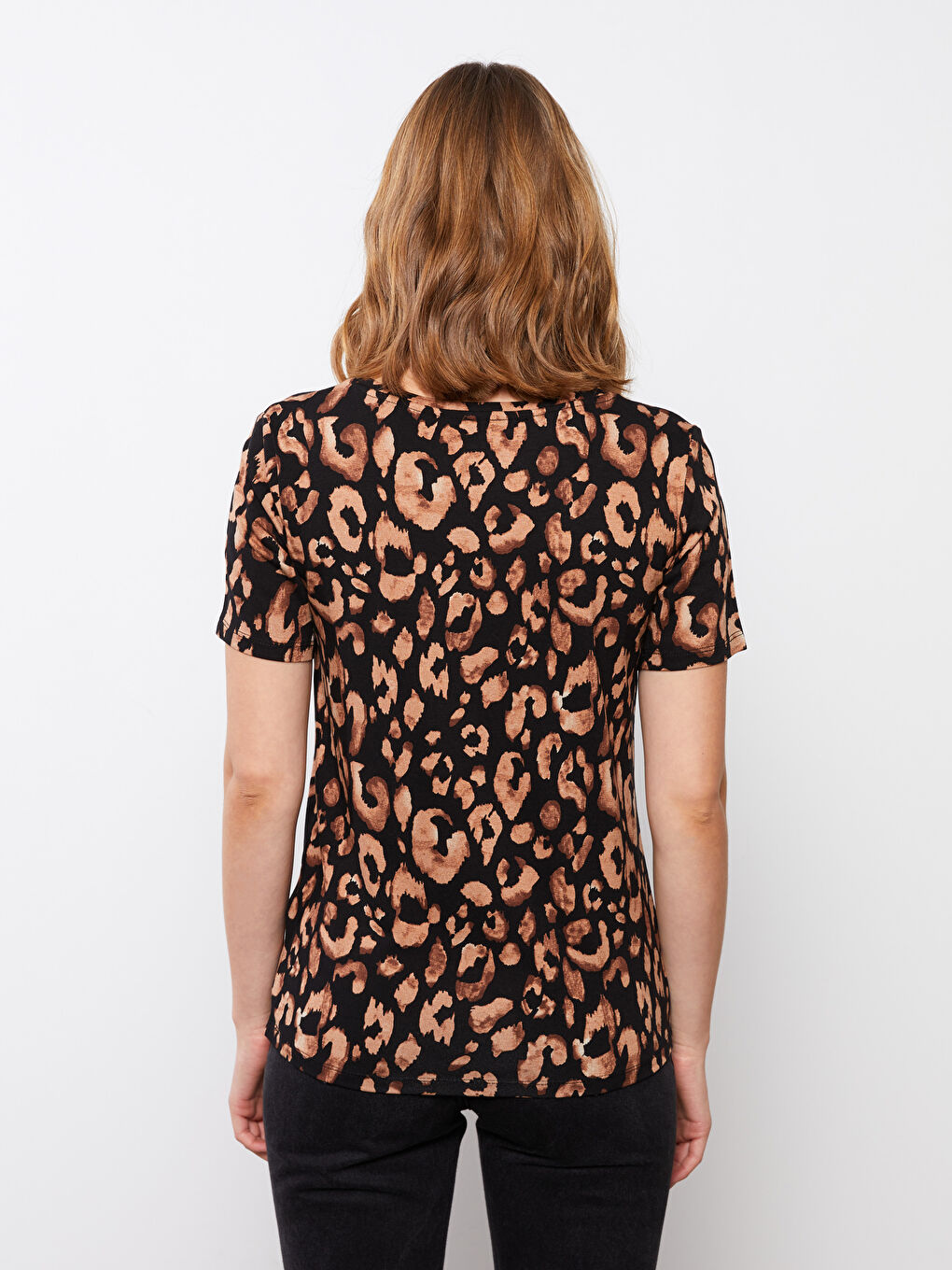 تيشيرت نسائي بياقة على شكل حرف V وكم قصير منقوش-3