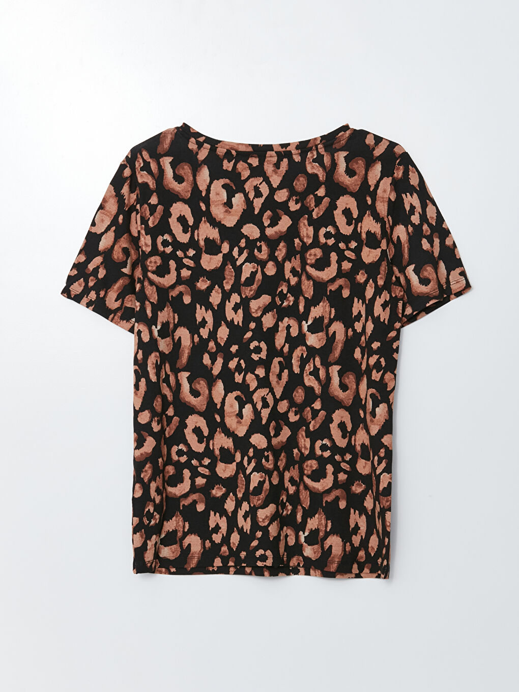 تيشيرت نسائي بياقة على شكل حرف V وكم قصير منقوش-5