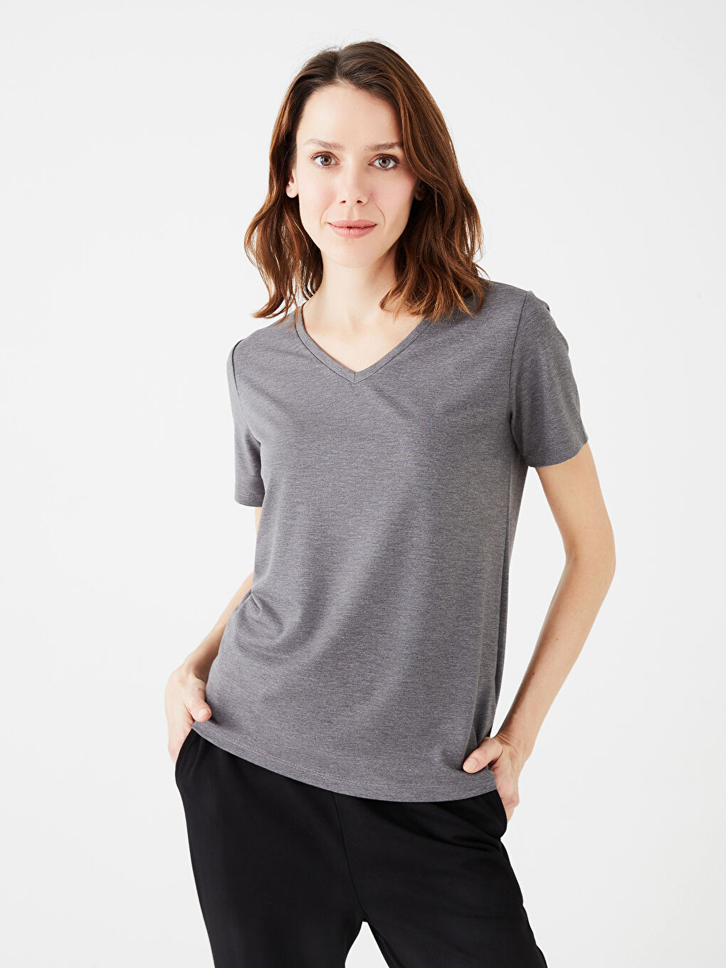 تيشيرت نسائي بياقة على شكل حرف V سادة بأكمام قصيرة