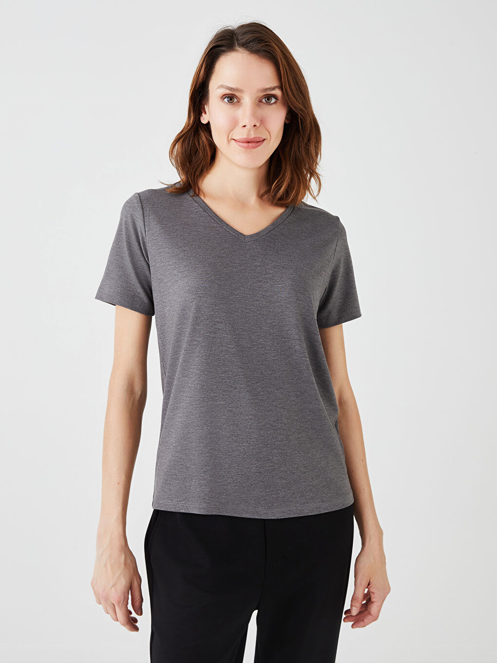 تيشيرت نسائي بياقة على شكل حرف V سادة بأكمام قصيرة-1