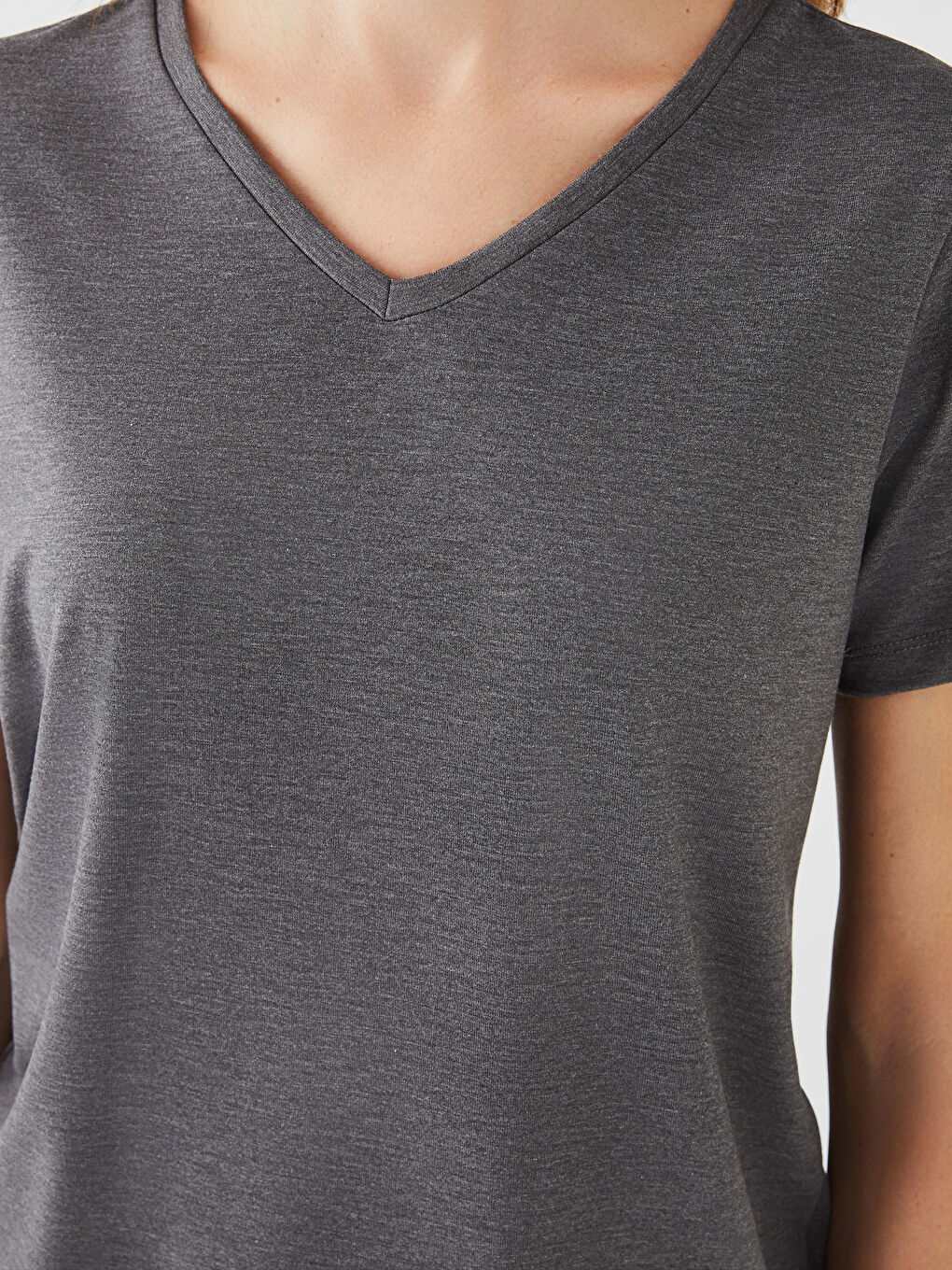 تيشيرت نسائي بياقة على شكل حرف V سادة بأكمام قصيرة-3