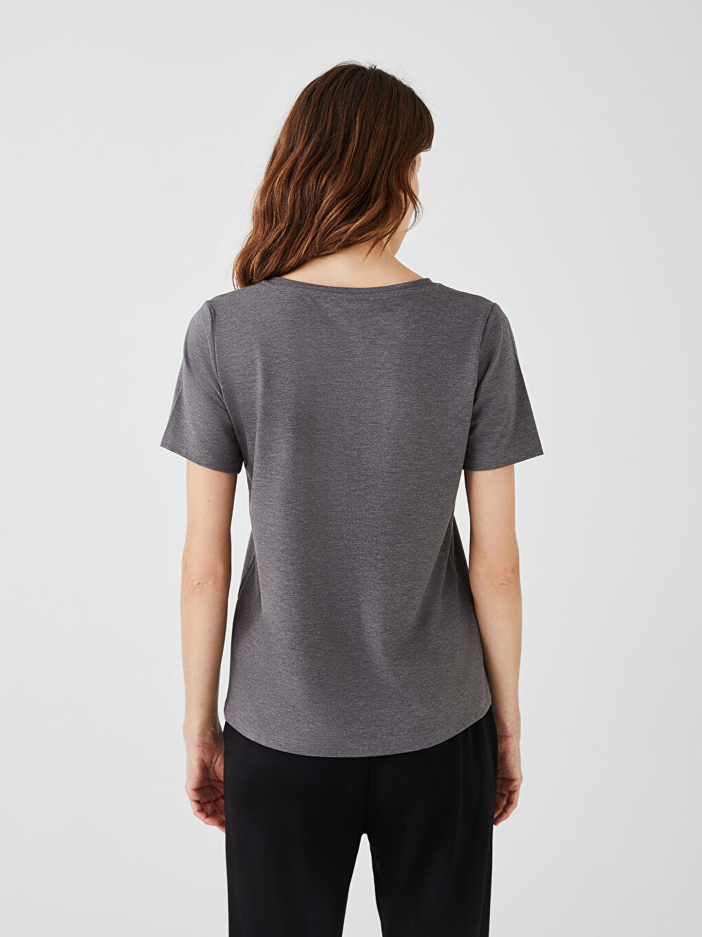 تيشيرت نسائي بياقة على شكل حرف V سادة بأكمام قصيرة-4