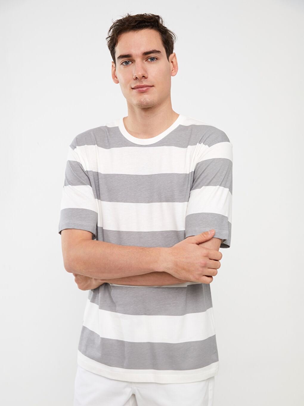 Gri Bisiklet Yaka Kısa Kollu Renk Bloklu Penye Erkek Tişört-1