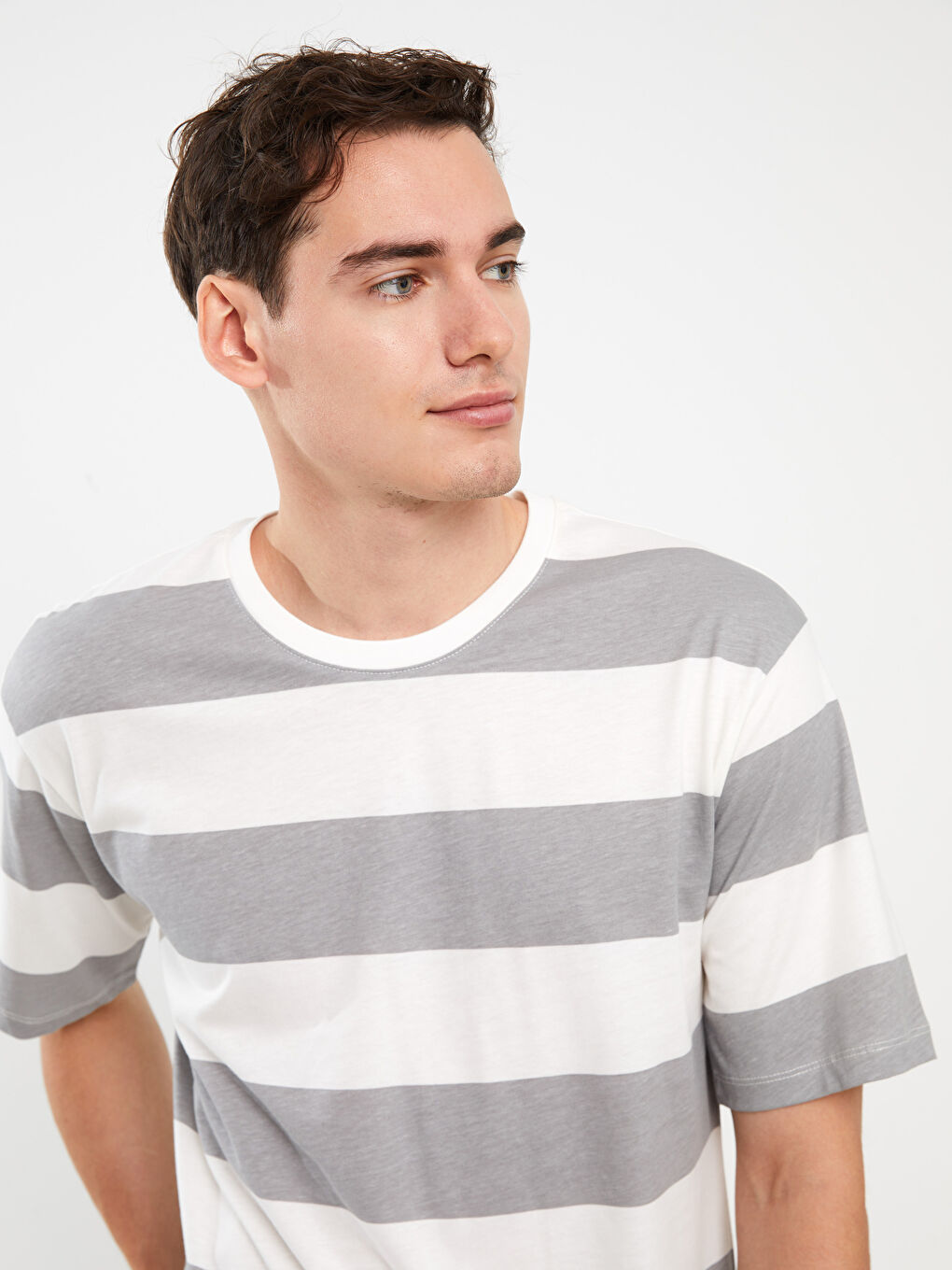 Gri Bisiklet Yaka Kısa Kollu Renk Bloklu Penye Erkek Tişört-3