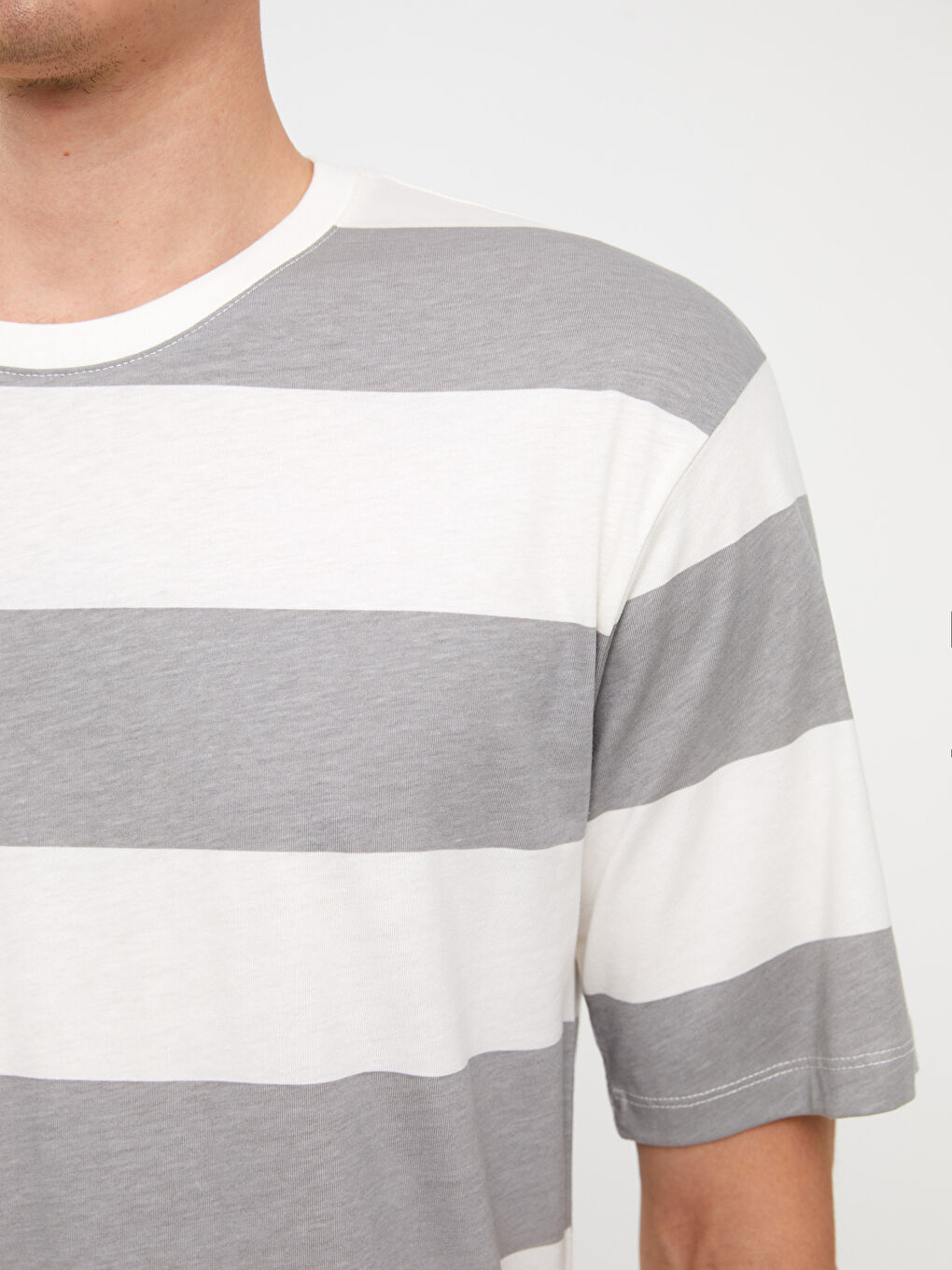 Gri Bisiklet Yaka Kısa Kollu Renk Bloklu Penye Erkek Tişört-4