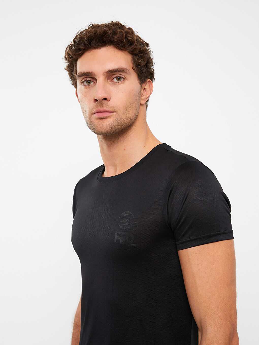 تيشيرت رياضي كم قصير بياقة دائرية للرجال