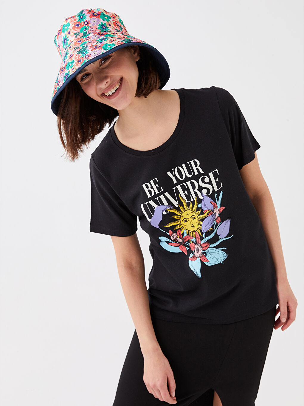 Siyah Bisiklet Yaka Baskılı Kısa Kollu Kadın Tişört-1