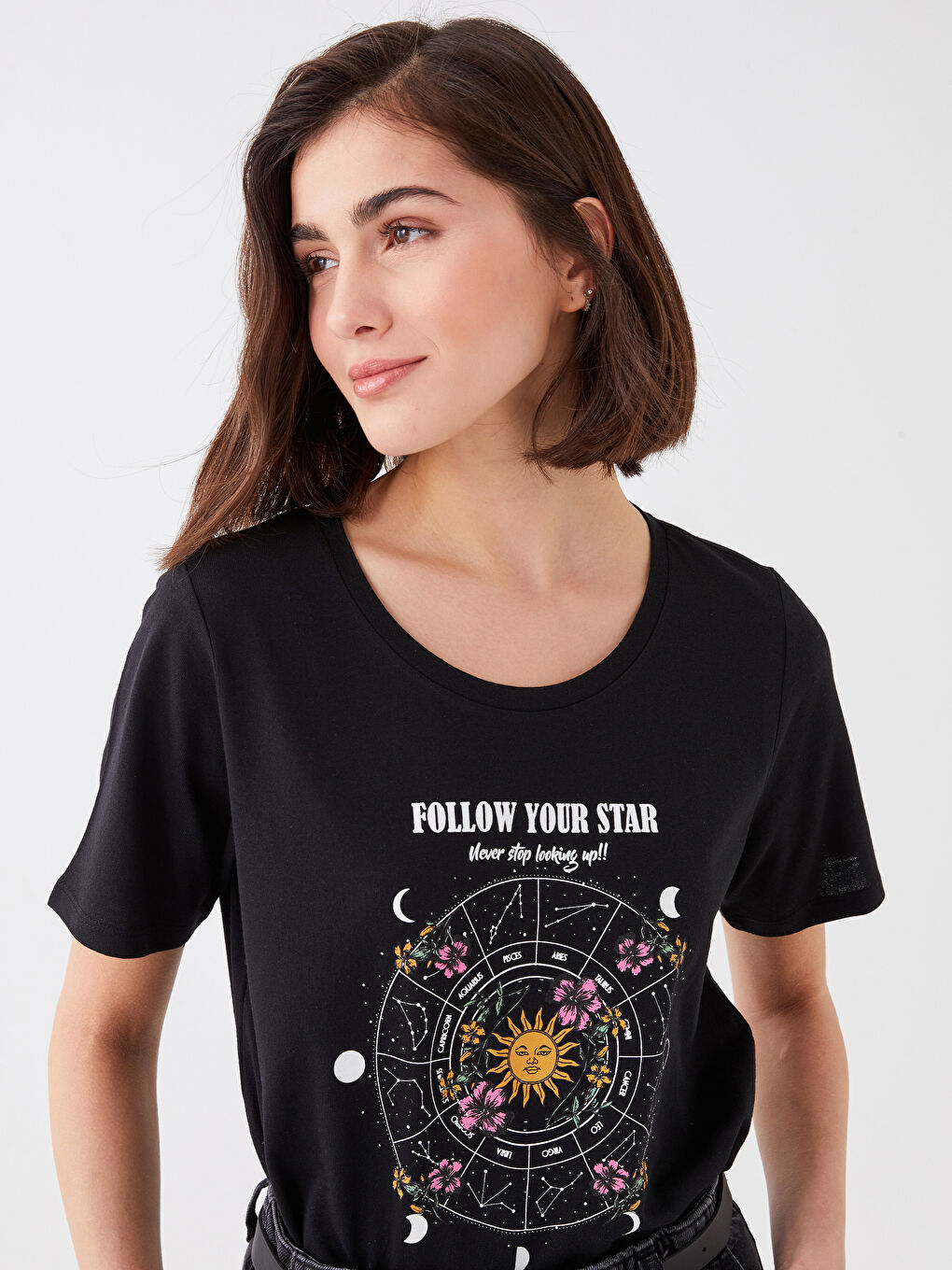 Siyah Bisiklet Yaka Baskılı Kısa Kollu Kadın Tişört-1