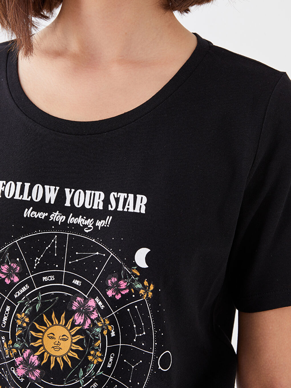 Siyah Bisiklet Yaka Baskılı Kısa Kollu Kadın Tişört-3