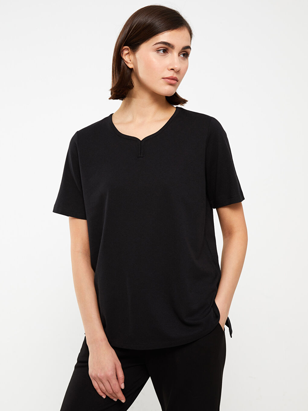 تي شيرت سادة بياقة دائرية بأكمام قصيرة للسيدات