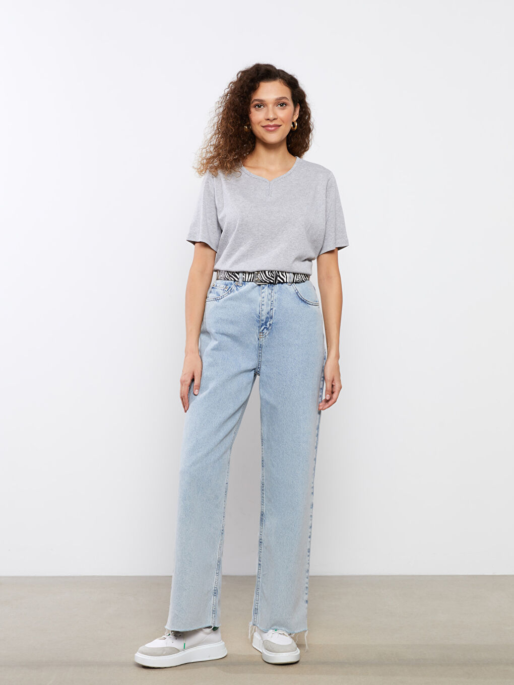 Gri Bisiklet Yaka Düz Kısa Kollu Kadın Tişört-2