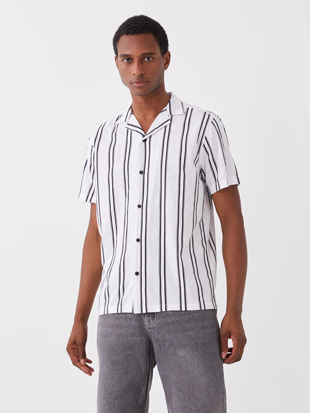 Ерлерге арналған жолақты қысқа жең поплин жейде-1