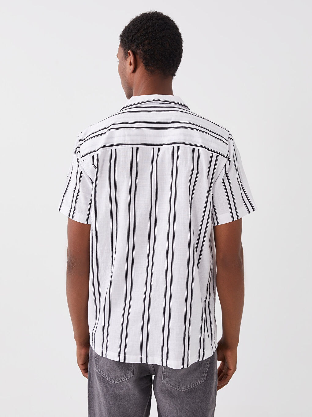 Ерлерге арналған жолақты қысқа жең поплин жейде-4